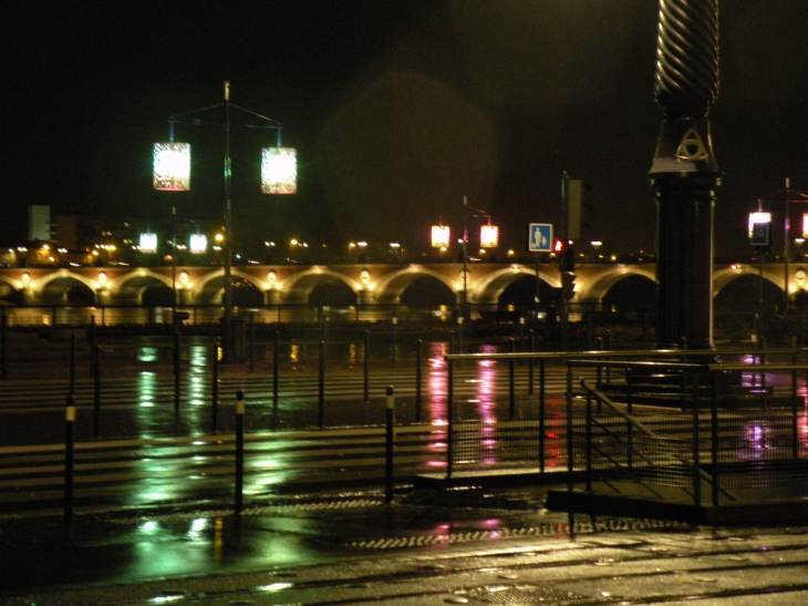  Le Pont de pierre by night